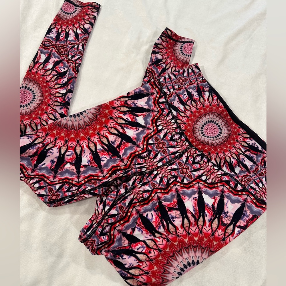 Wolven Red Pattern Leggings - Size M